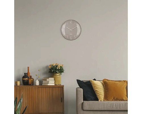 Living cu ceas de perete, comodă și canapea