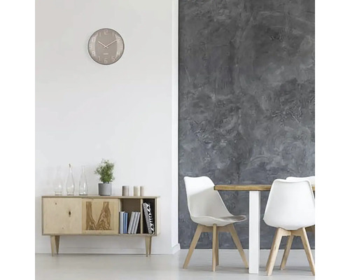 Cameră de zi cu ceas de perete, bufet, masă și scaune