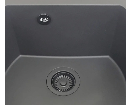 Prim-plan cu o chiuvetă cu scurgere și sigla producătorului