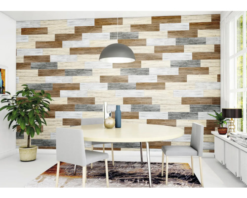 Cameră de zi cu panouri de perete cu aspect de lemn, masă de sufragerie și scaune