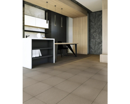 Cameră luminoasă cu chicinetă, masă și gresie