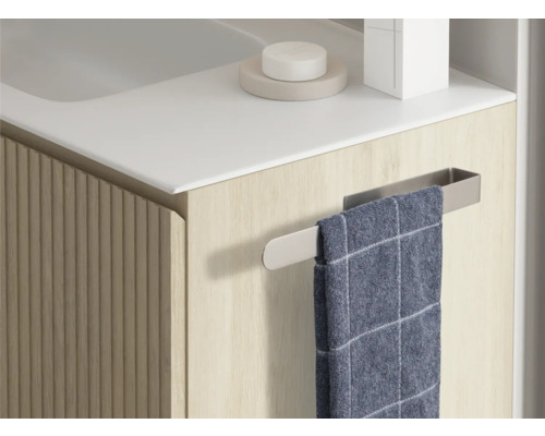 Imagine detaliată cu un dulap sub chiuvetă cu suport pentru prosop și prosop