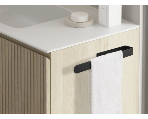 Prim-plan cu dulap de baie cu suport pentru prosop și prosop.