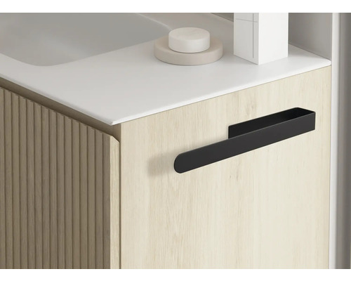 Prim-plan cu dulap de bază pentru lavoar cu suport pentru prosoape