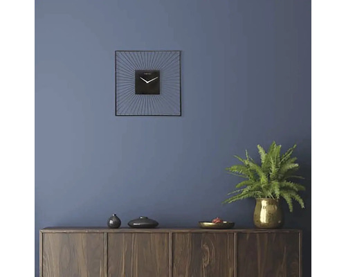 Living decorativ cu un ceas de perete pătrat și o comodă din lemn