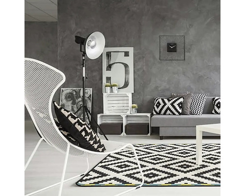 Living modern cu canapea, fotoliu, covor și decorațiuni în tonuri de gri