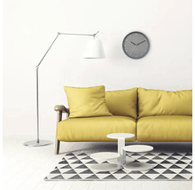 Living cu canapea galbenă, lampadar, ceas de perete și covor cu model geometric