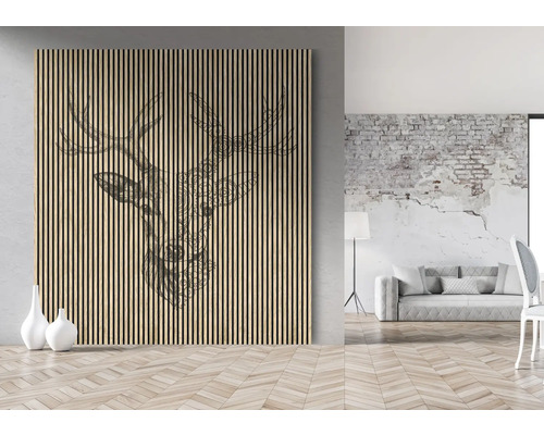 Vedere a camerei cu panou din lemn și motiv de cerb, completată de vaze și podea din lemn