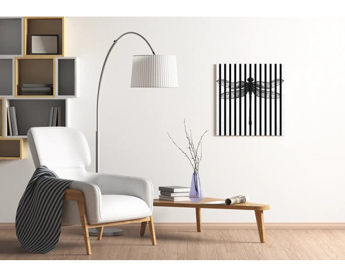 Cameră de zi cu fotoliu, lampadar, masă și tablou