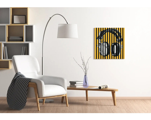 Cameră de zi cu fotoliu, lampadar și tablou mural cu motiv căști audio