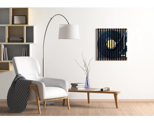 Cameră de zi cu fotoliu, lampadar, măsuță de cafea și pictură murală