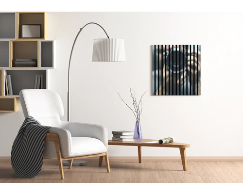 Living cu fotoliu, lampadar, masă din lemn, decorațiuni și tablou