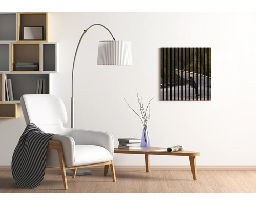 Cameră de zi cu fotoliu, lampă de podea, masă și pictură murală cu skateboarder