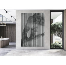 Tablou decorativ de perete cu dungi verticale și model abstract într-o cameră modernă