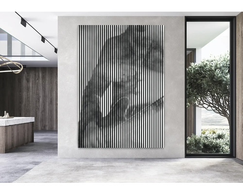 Tablou decorativ de perete cu dungi verticale și model abstract într-o cameră modernă