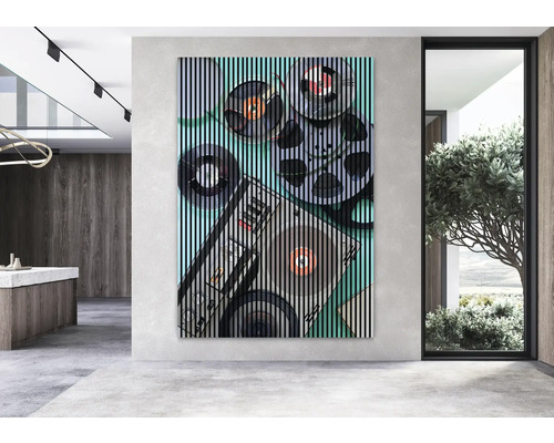 Imagine de perete decorativă cu motive muzicale într-un spațiu de locuit modern.