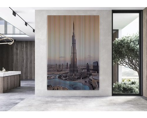 Panou decorativ de perete cu motiv urban într-un spațiu modern.