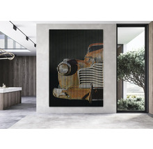 Panou decorativ de perete cu motiv auto abstract într-un spațiu modern.