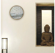 Decor decorativ de perete cu un ceas de perete și o statuie a lui Buddha.