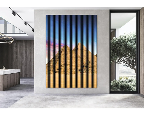 Interior cu panou de perete cu motiv piramidal