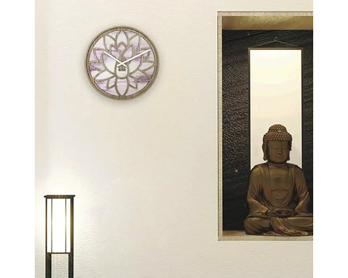 Living cu ceas de perete cu design de flori de lotus și statuie Buddha