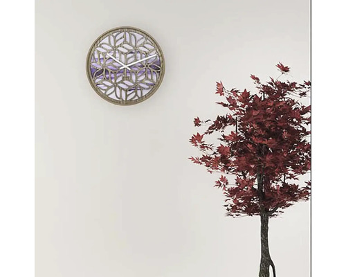 Ceas decorativ de perete cu model geometric și mecanism cu cuarț pe un perete.
