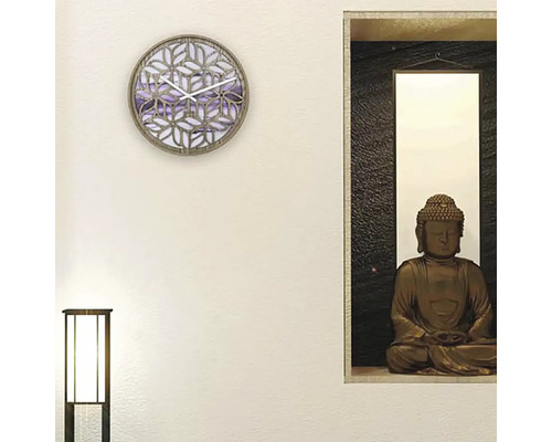 Decor de perete cu un ceas și o statuie Buddha într-un raft