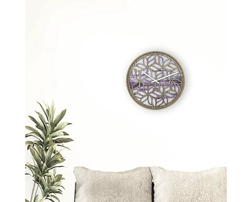 Ceas de perete decorativ cu design floral în sufragerie.