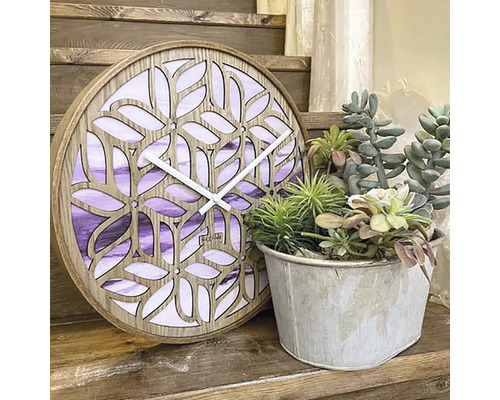 Ceas decorativ de perete din lemn cu model de frunze și plante suculente într-un ghiveci pe un raft de lemn.