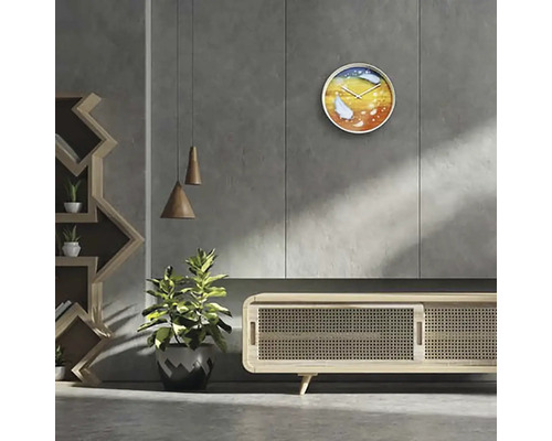 Living cu ceas decorativ de perete, raft din lemn și plantă de apartament