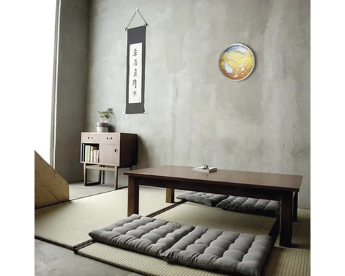 Cameră luminoasă cu tatami, perne de șezut, masă și decorațiuni de perete