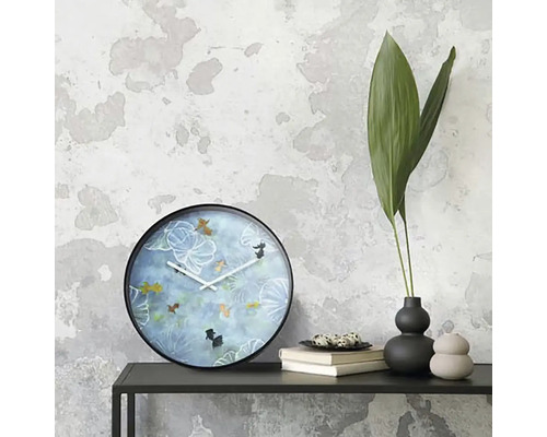 Ceas de perete cu motiv de pești aurii pe un raft negru