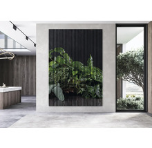 Panou decorativ de perete cu motiv de plante într-un spațiu de locuit modern
