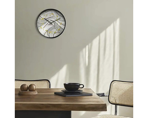 Scenă cu un ceas de perete deasupra unei mese de lemn cu vase și scaune.