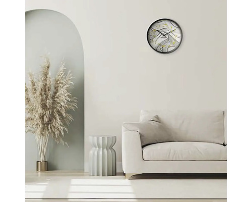 Cameră de zi cu canapea și ceas de perete decorativ