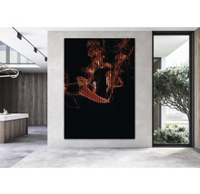 Operă de artă abstractă cu linii verticale și elemente decorative într-un interior modern
