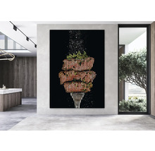 Imagine decorativă de perete cu bucăți de carne pe o furculiță într-un spațiu modern.