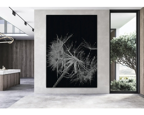 Imagine decorativă de perete cu motiv floral într-un spațiu de locuit modern.