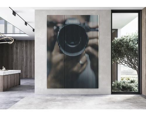 Fotografie de interior a unei camere cu un panou de perete acustic cu model abstract