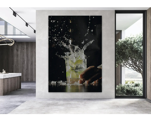 Interior modern cu imagine cu lamele verticale pe perete.