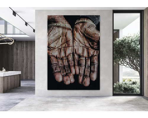 Tablou decorativ de perete cu mâini într-o cameră modernă