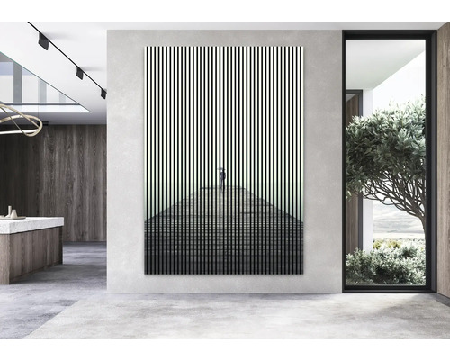 Cameră spațioasă cu o pictură murală cu dungi verticale și o persoană care stă pe o scară