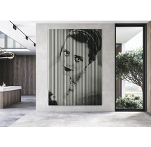 Cameră de zi cu un decor de perete care înfățișează fața unei femei în linii verticale.