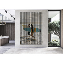 Tablou decorativ de perete cu motiv de surf și linii verticale într-un spațiu de locuit modern.