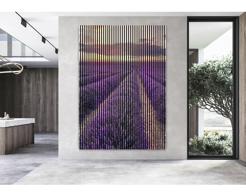 Panou decorativ de perete cu un motiv de câmp de lavandă într-un spațiu de locuit modern.