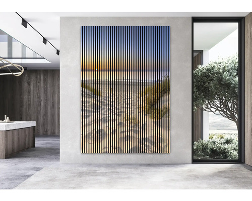 Panou decorativ de perete cu motiv de plajă într-o cameră mobilată modern.