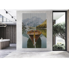Imagine decorativă de perete cu motiv de barcă și dungi verticale într-o cameră modernă.
