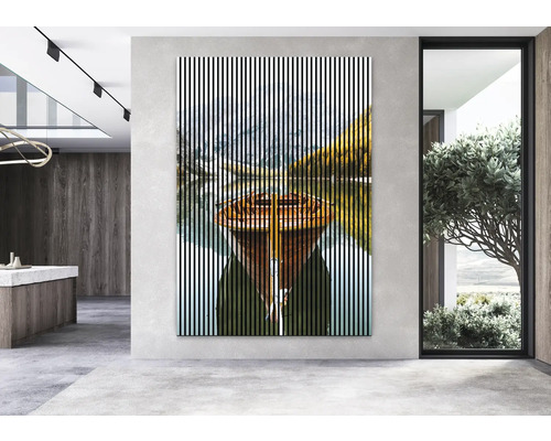 Imagine decorativă de perete cu motiv de barcă și dungi verticale într-o cameră modernă.