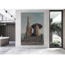 Tablou decorativ de perete cu motiv de girafă și elefant, reprezentat prin dungi verticale.