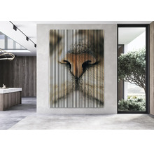 Imagine decorativă de perete cu motiv animalier și dungi verticale într-o cameră modernă